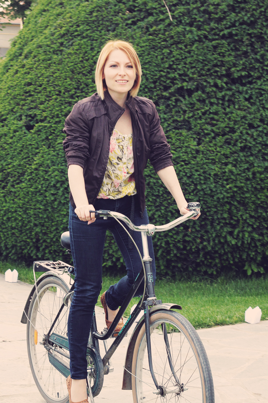 jeans_and_flats_on_a_bike_2