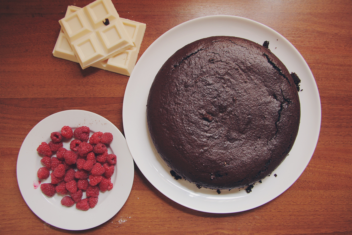 raspberry_chocolate_cake_no_decoration
