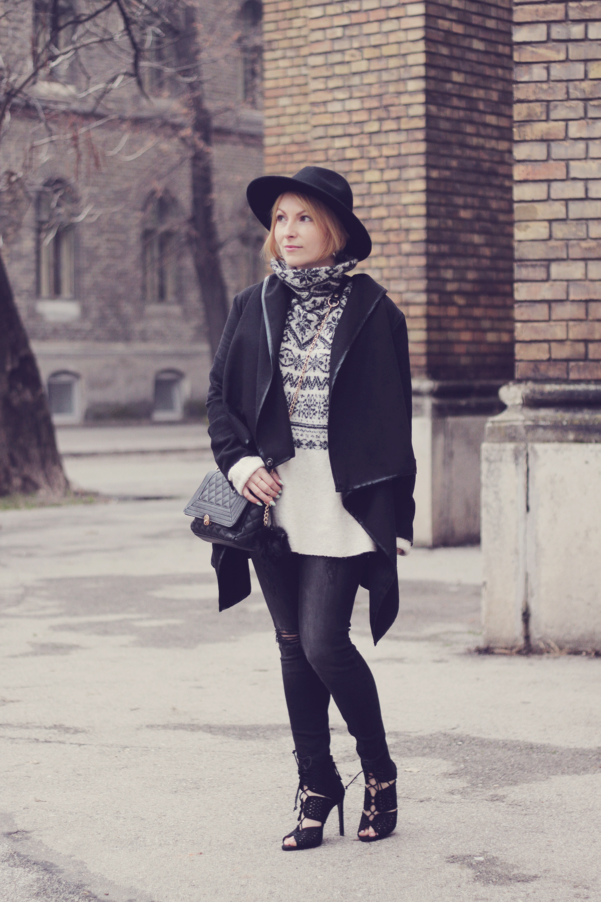 christmas winter jumper with heels and black hat