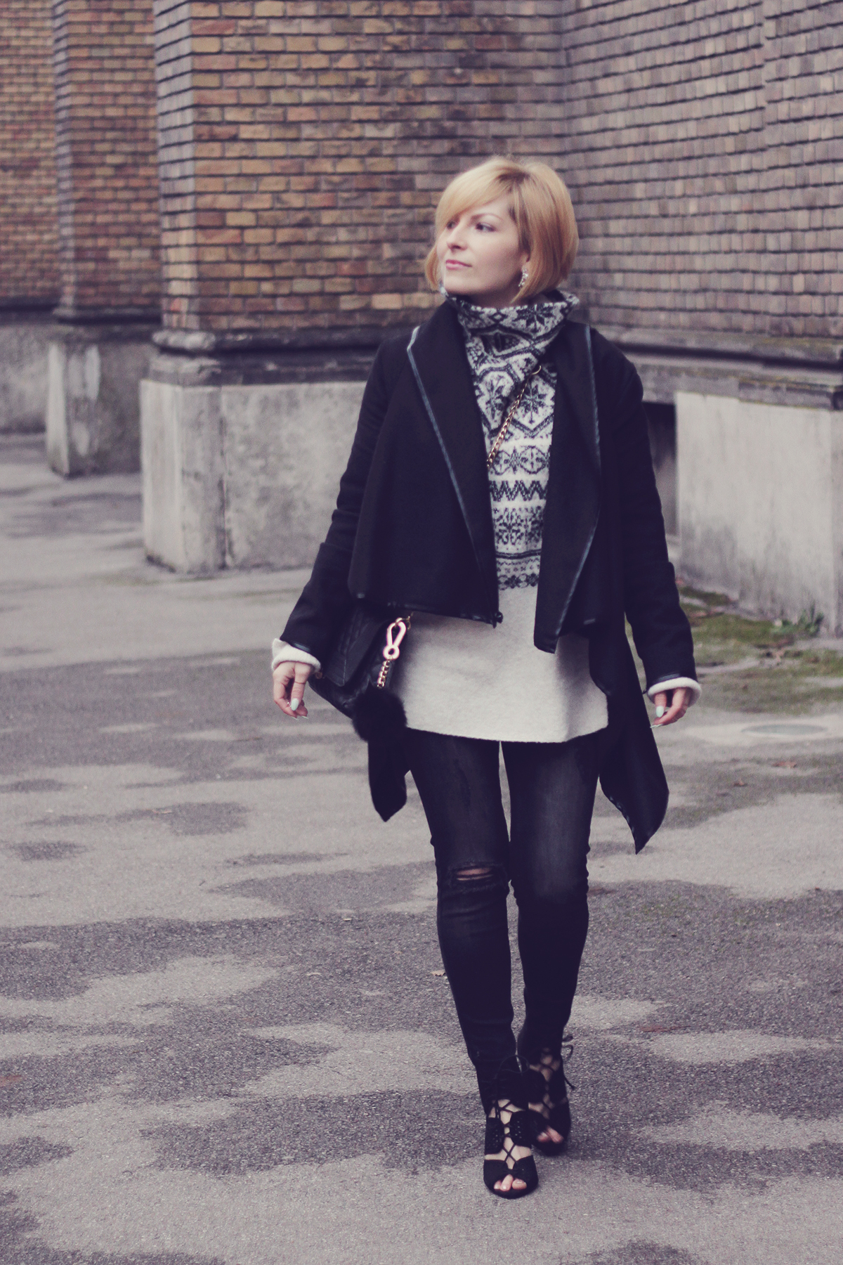 christmas winter jumper with skinny jeans and black coat