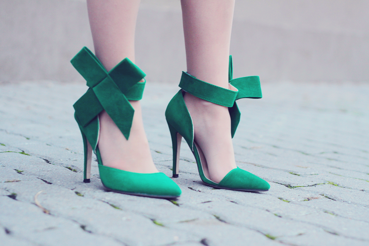 holiday look-big green bow high heel stilettos