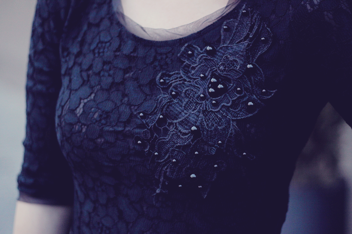 holiday look-black dress detail