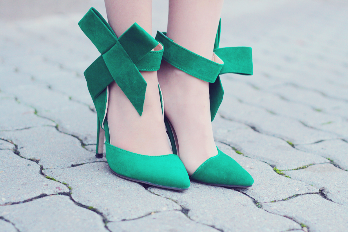 holiday look-the big green bow high heel stilettos
