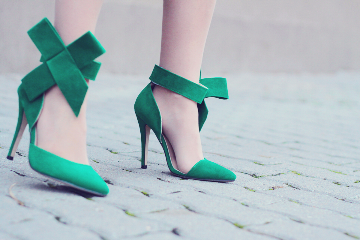 holiday look-the green big bow high heel stilettos