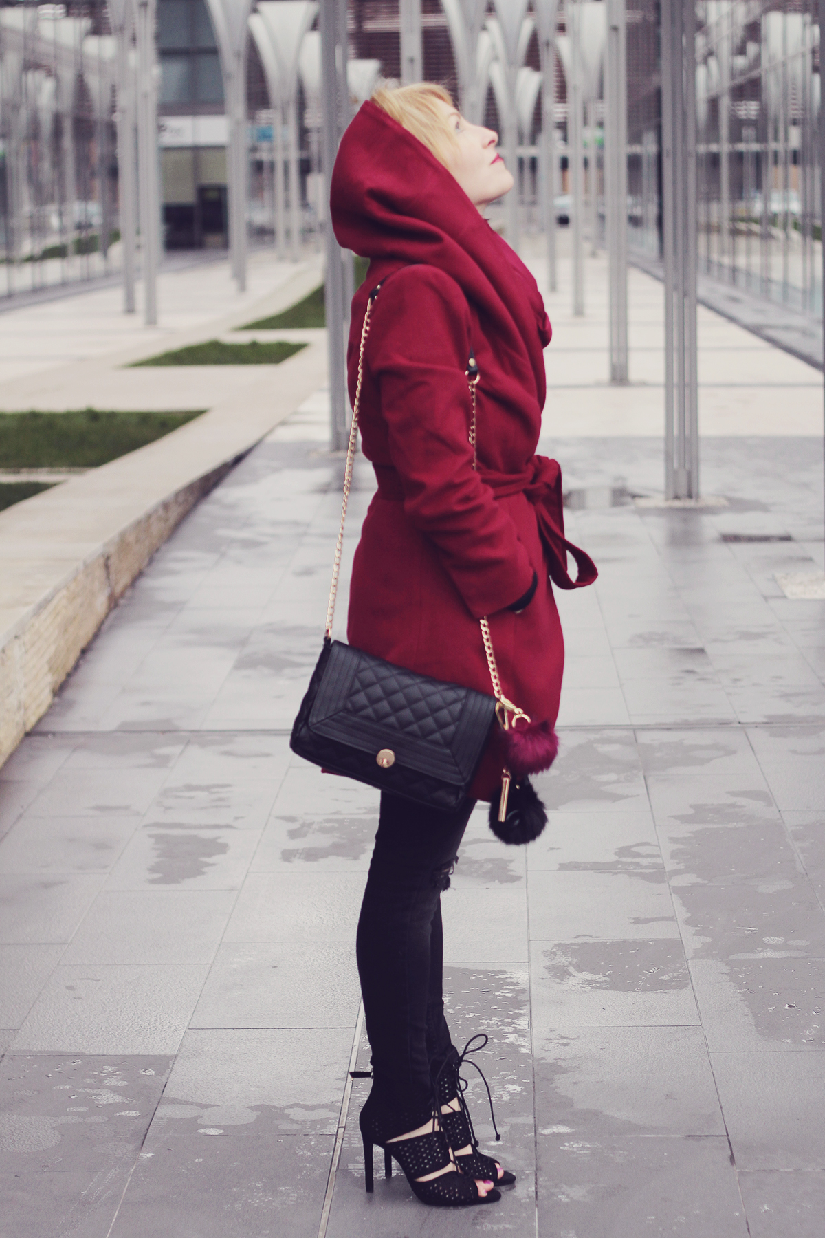 burgundy coat with jeans and high heeled sandals