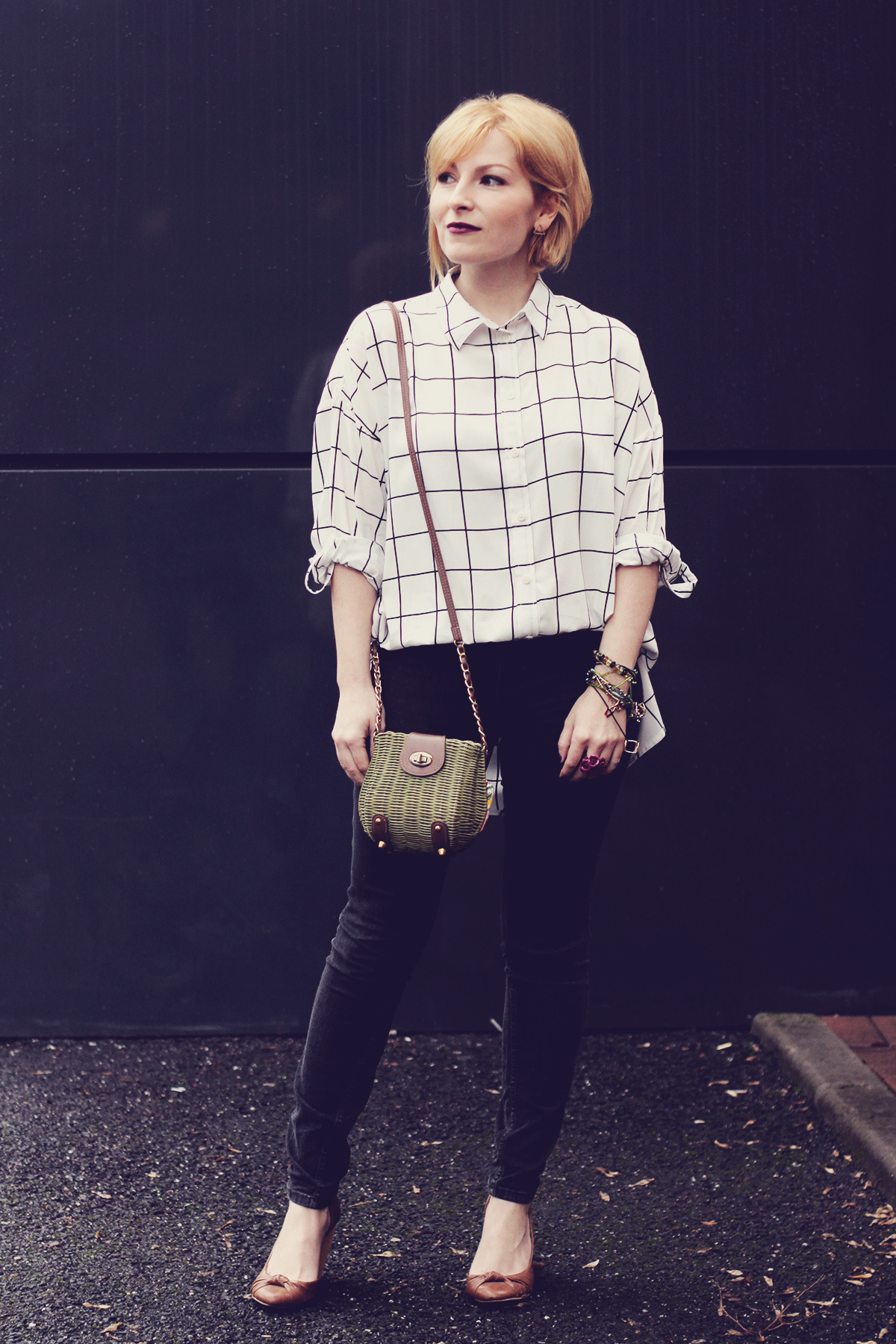black and white shirt and green purse with jeans
