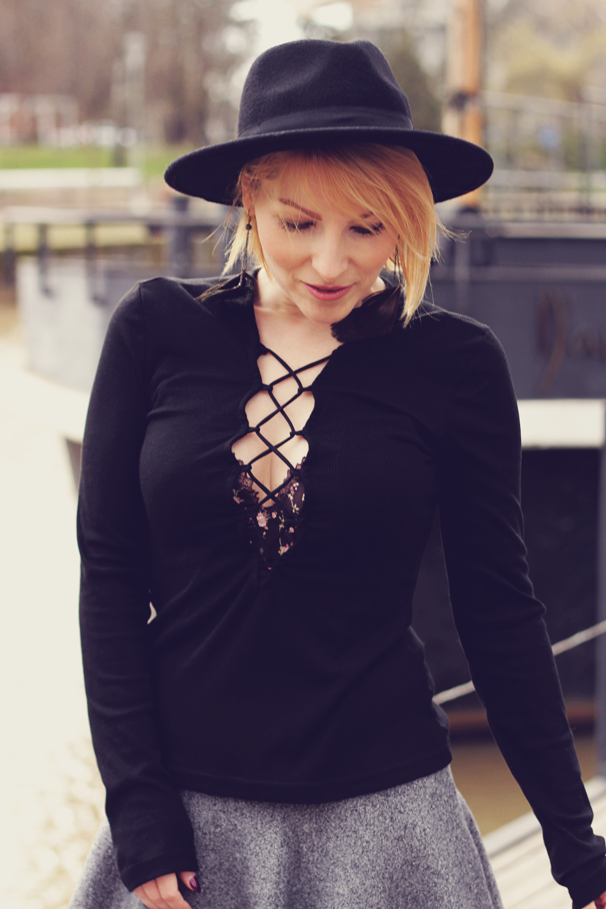 lace-up top and wool hat