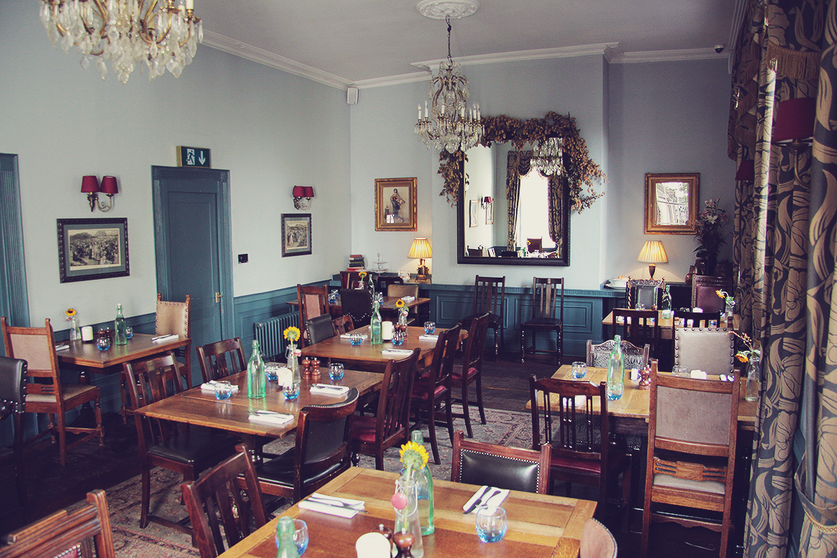 london-dining-room-at-the-holy-bush-pub-in-hampstead