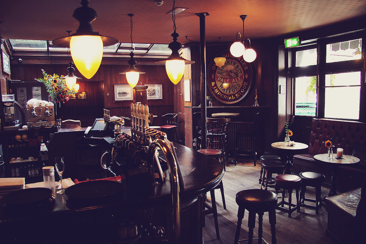 london-inside-the-holy-bush-pub-in-hampstead