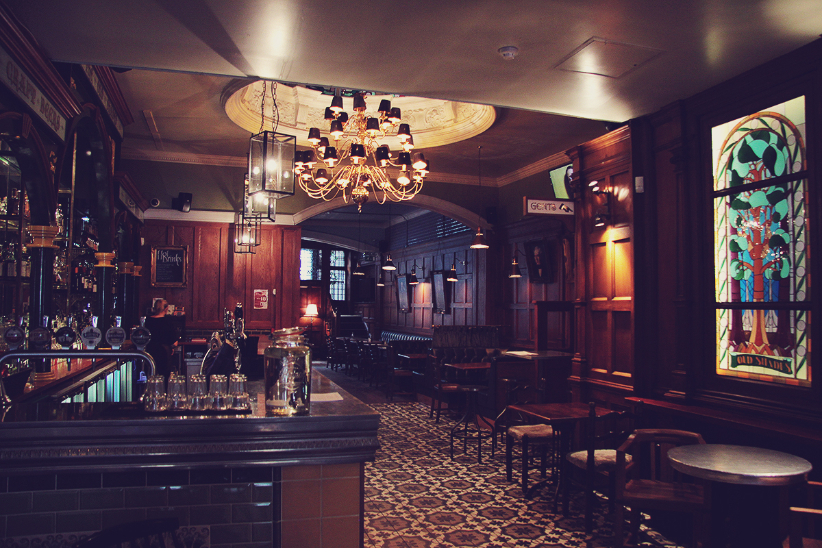 london-old-shades-pub-on-whitehall