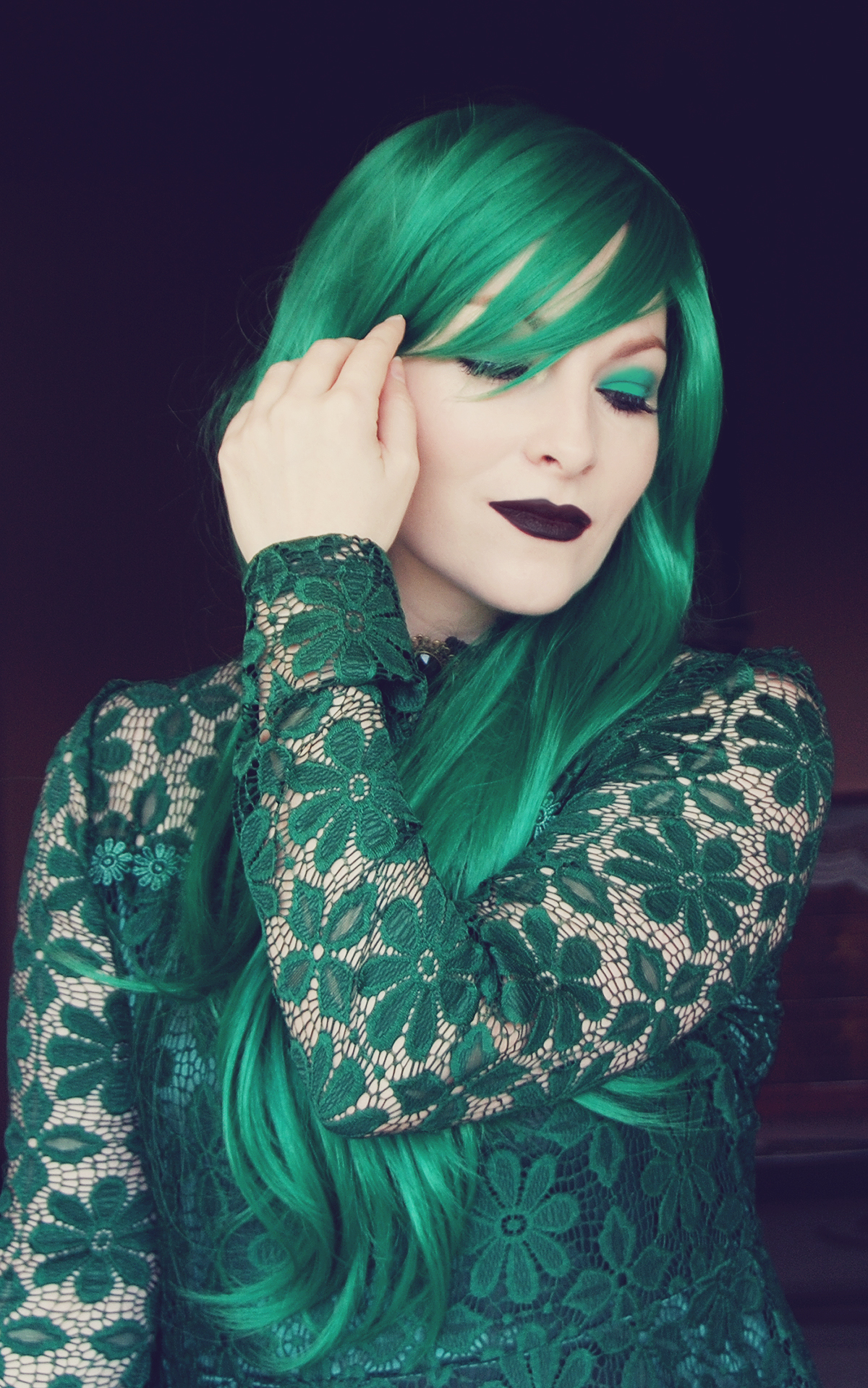 dresslily-dark-lipstick-and-emerald-green-wig