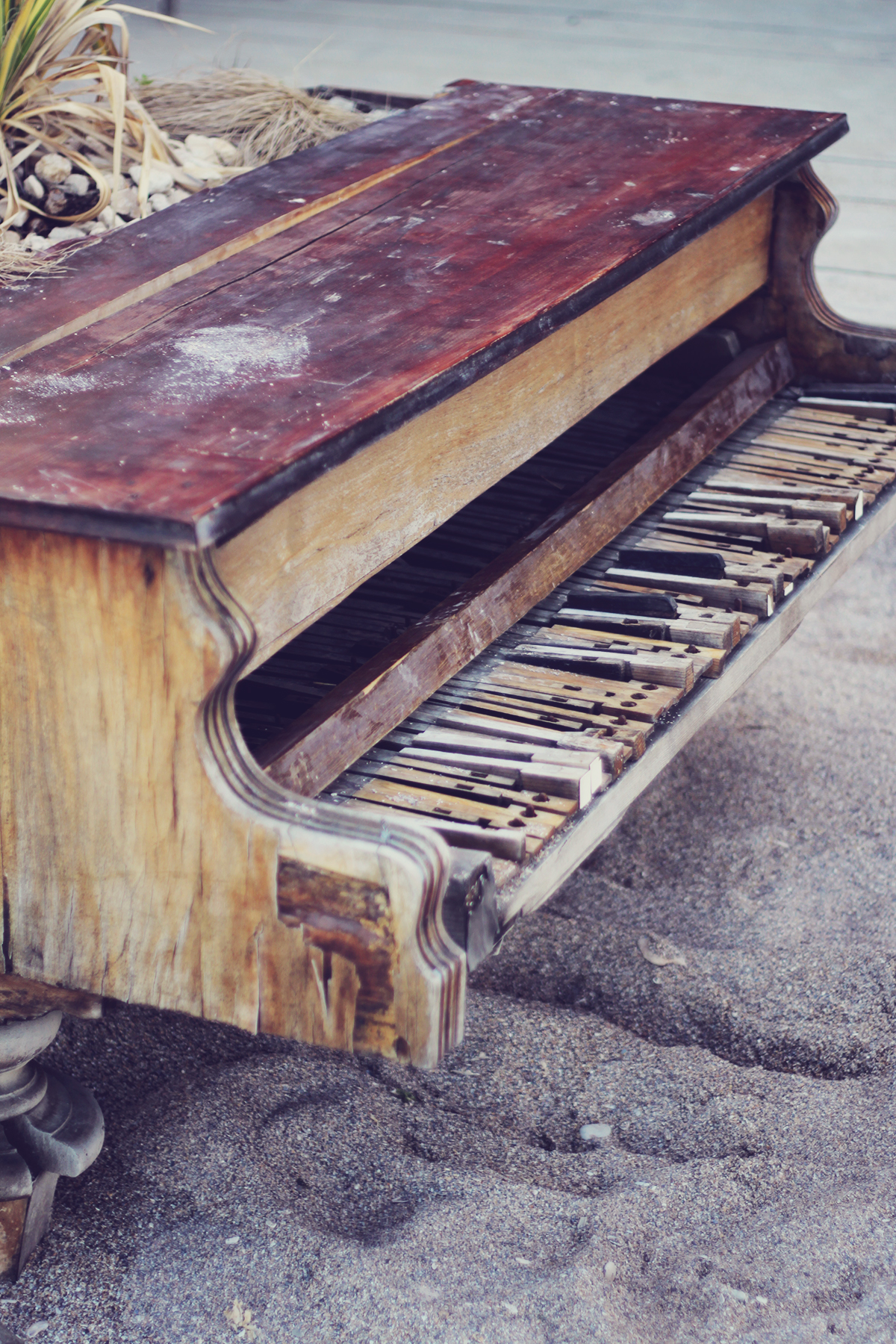 old piano, beach, vama veche
