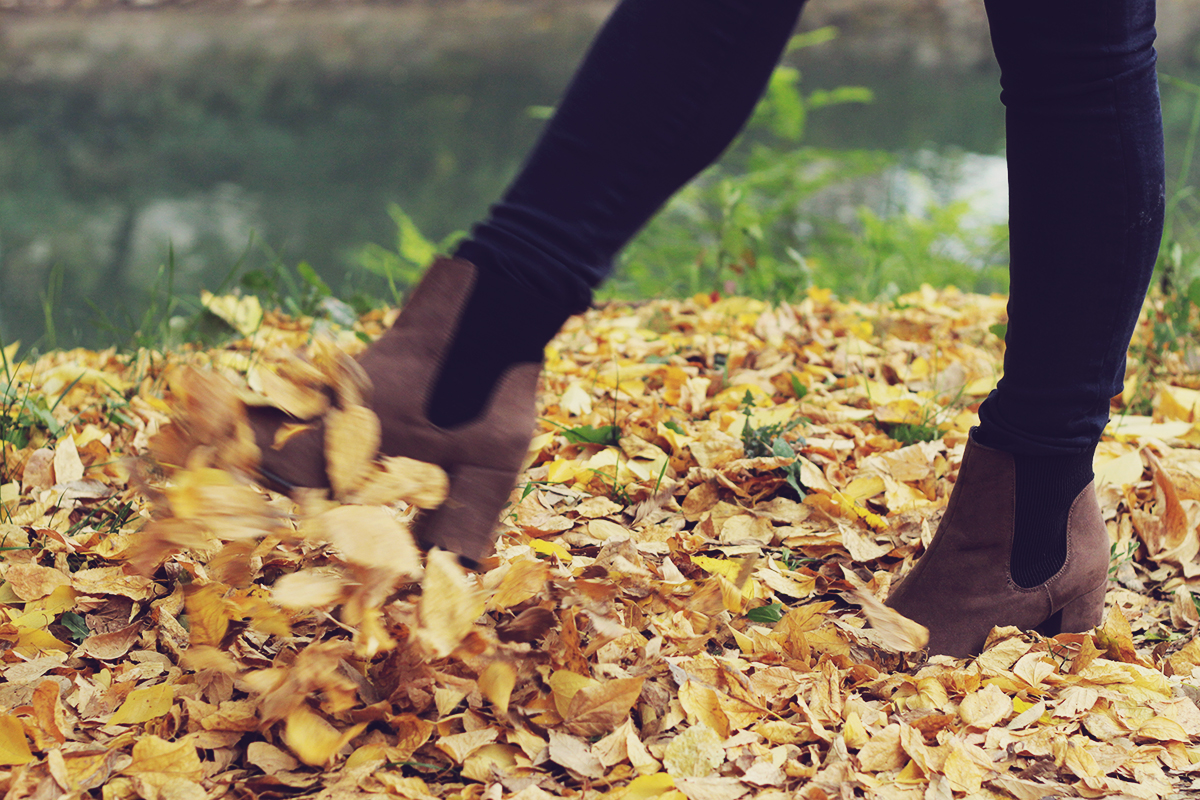 autumn leafs, boots, jeans