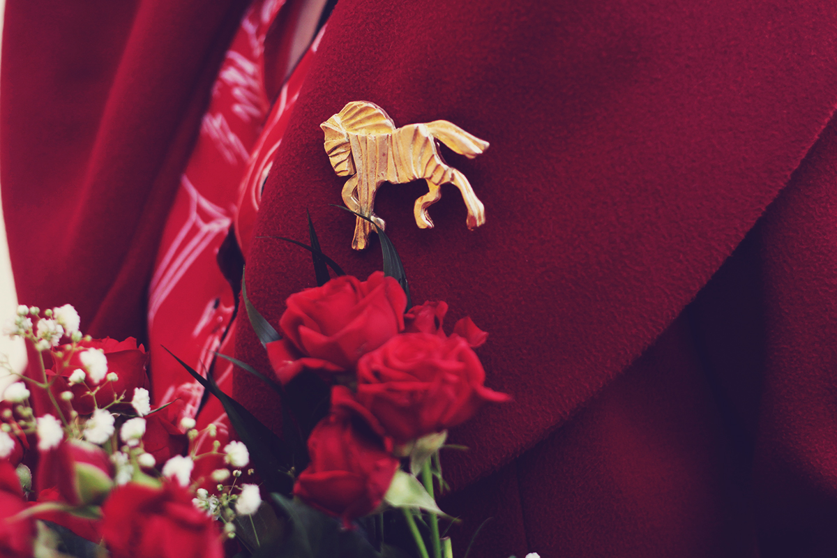 colorblocking, red, winter look, red flamingo shirt, red roses bouquet, spring, red coat, big horse brooch