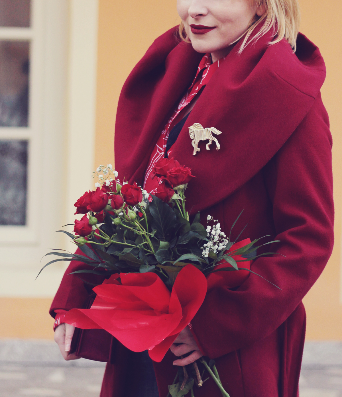 colorblocking, red, winter look, red flamingo shirt, red roses bouquet, spring, red coat, big horse brooch