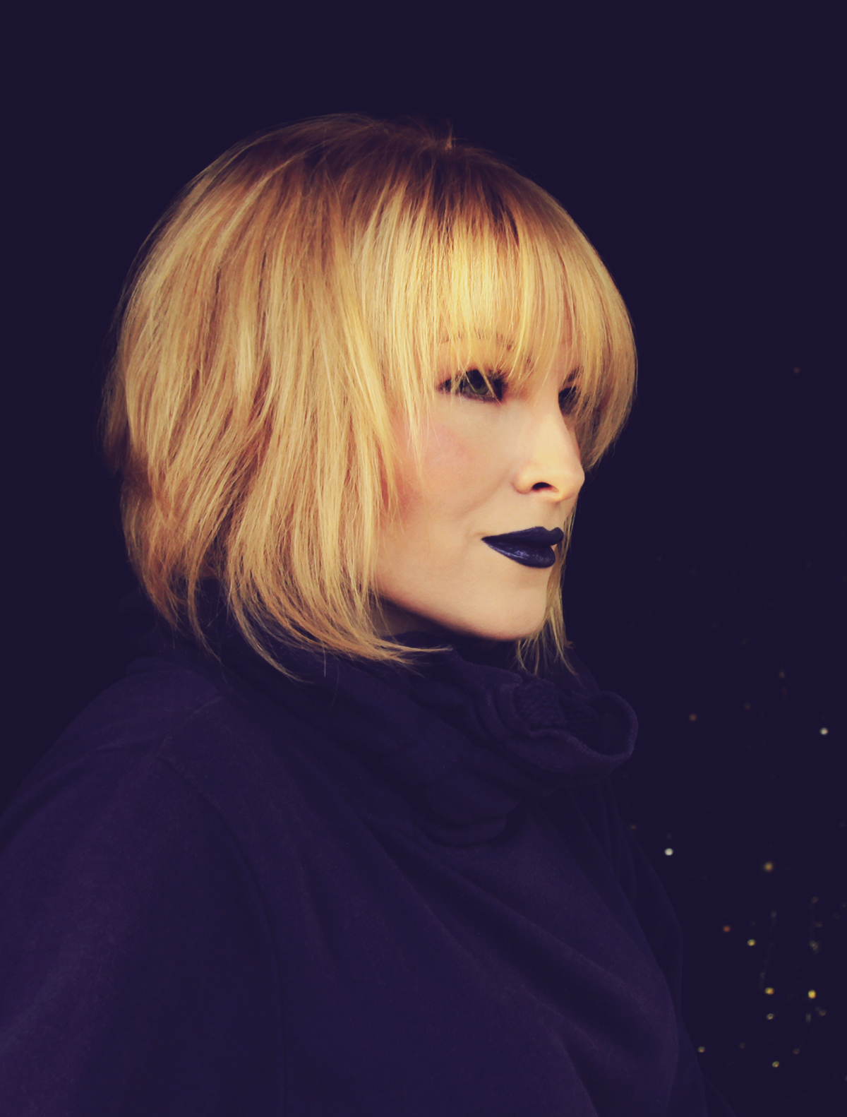 ultraviolet, color of the year 2018, blue lips, make-up, blonde girl, violet hoodie, bob haircut with bangs, atomic blonde