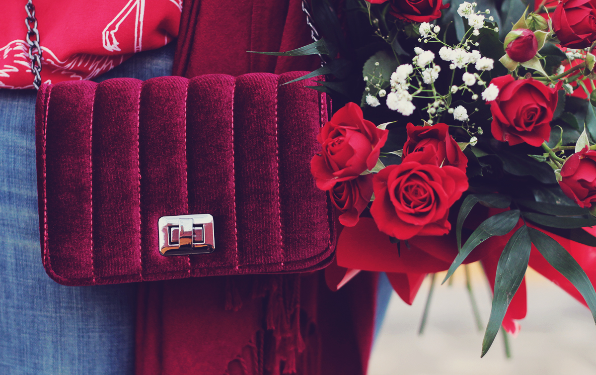 red, winter look, red velvet mini bag, red roses bouquet, spring