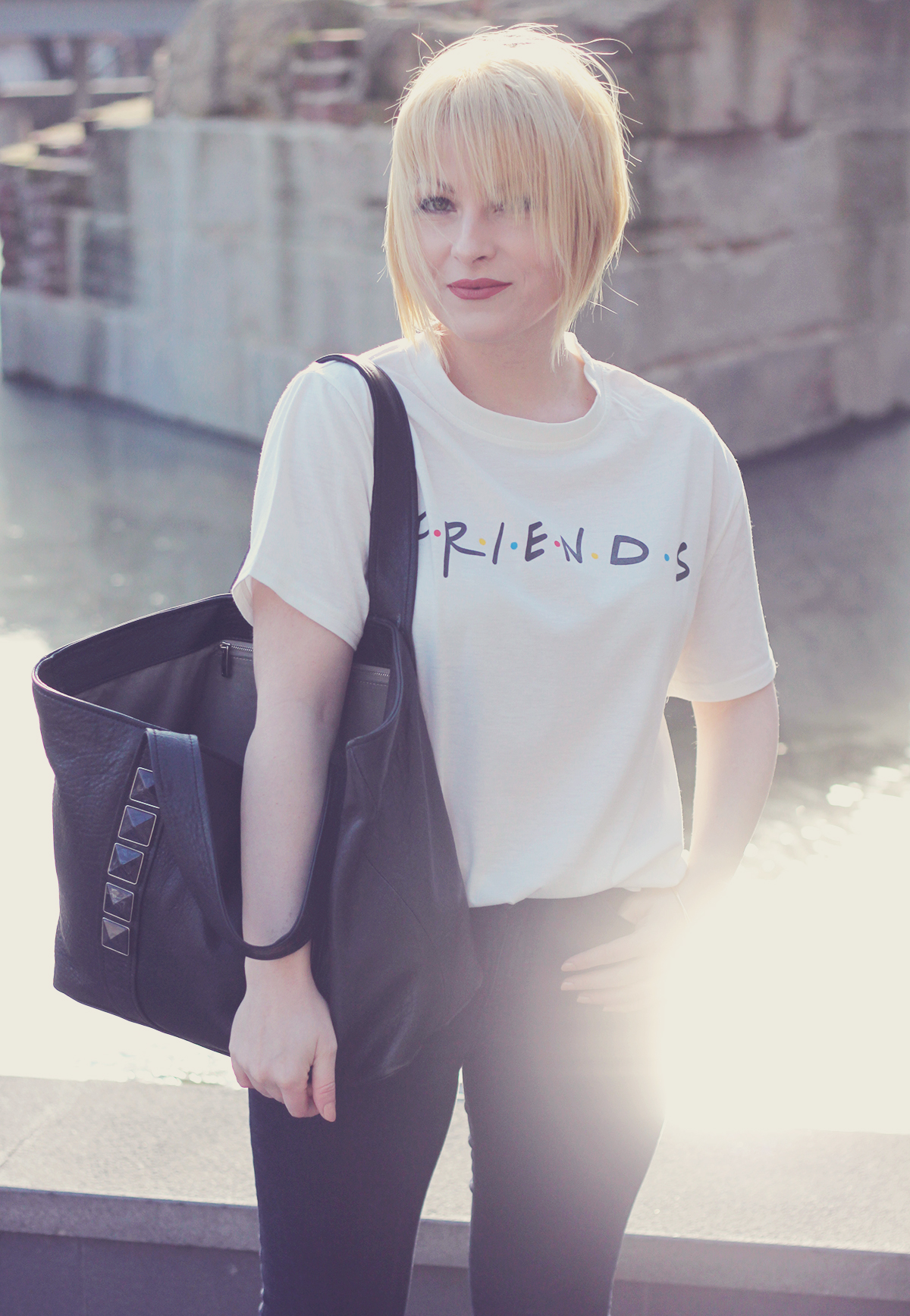 Friends t-shirt, Marc Jacobs tote bag, jeans, short blonde bob, spring, spring fashion, street style, casual