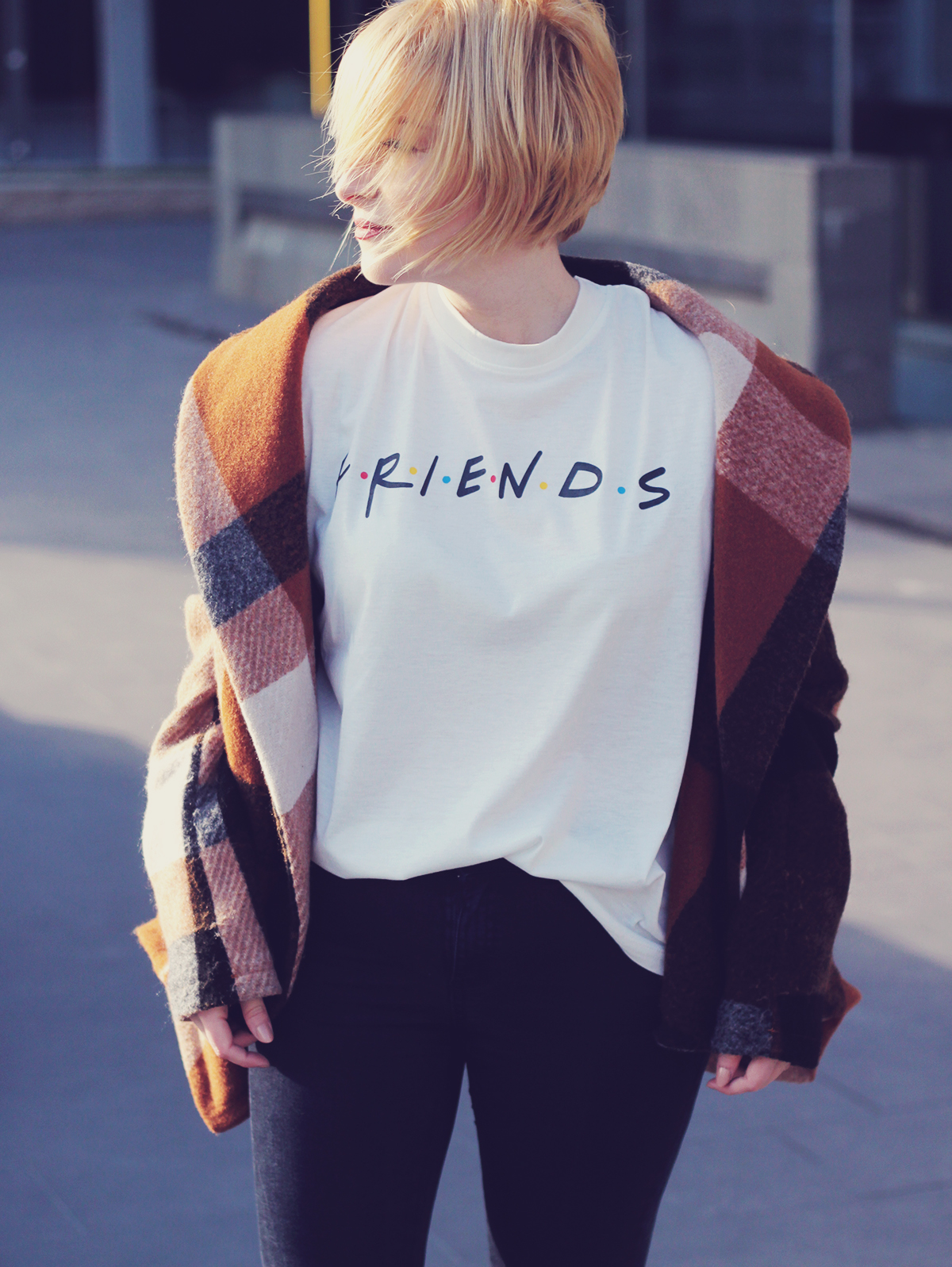 Friends t-shirt, plaid coat, short blonde bob, street, jeans, casual