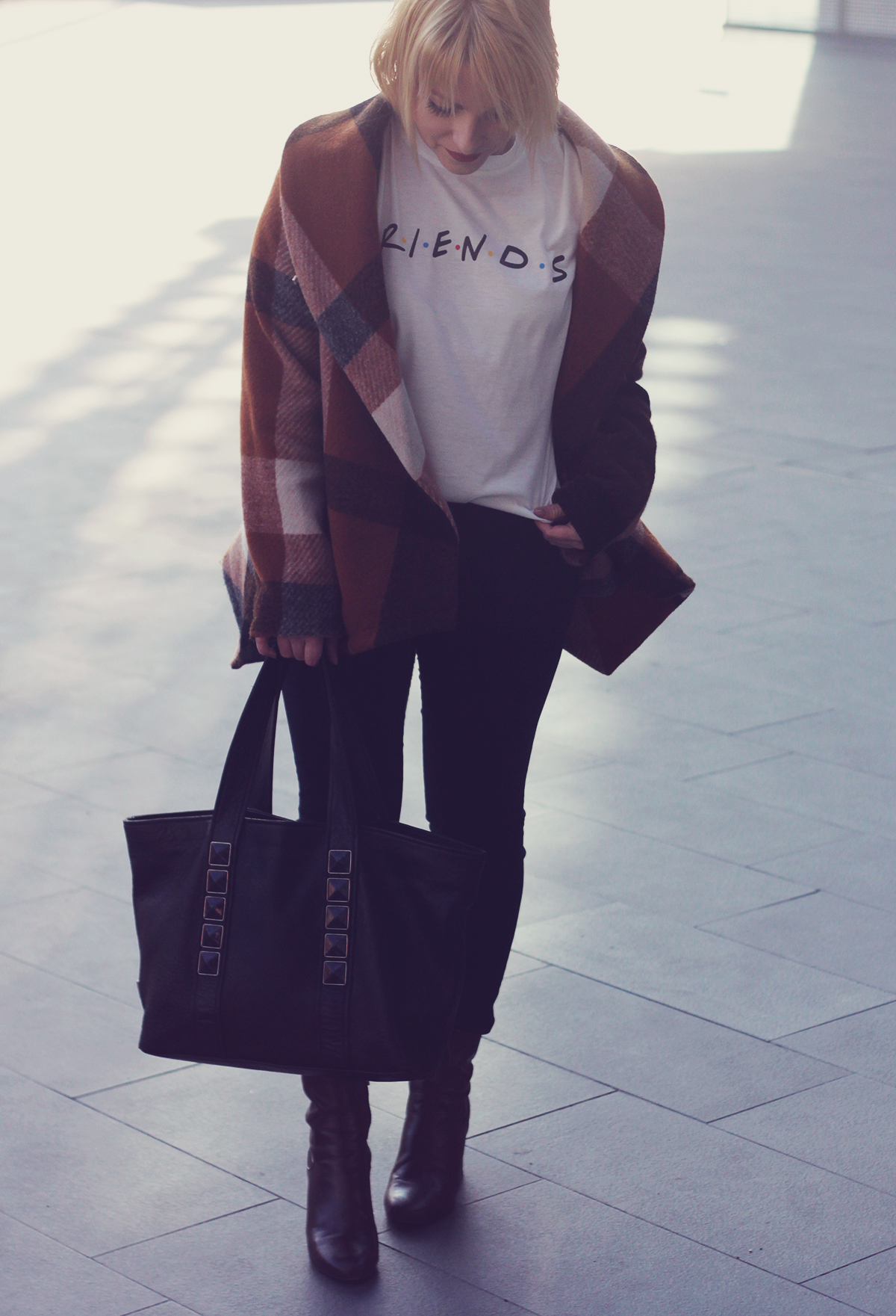 Friends t-shirt, Marc Jacobs tote bag, jeans, boots, office look, spring, spring fashion, short blonde bob