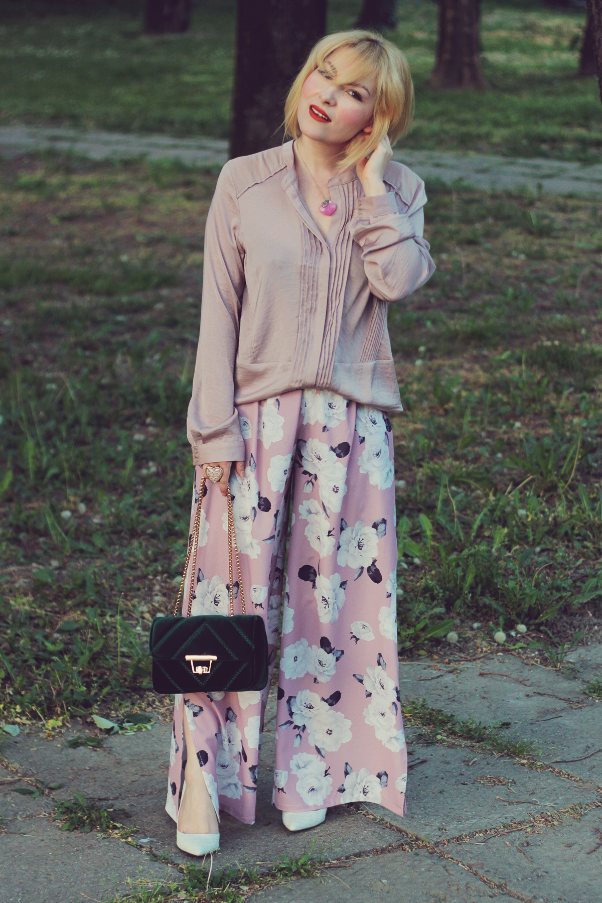 pink floral pants, white heels, velvet emerald chain bag, silk shirt, pink heart necklace, floral heart ring, spring, special occasion look