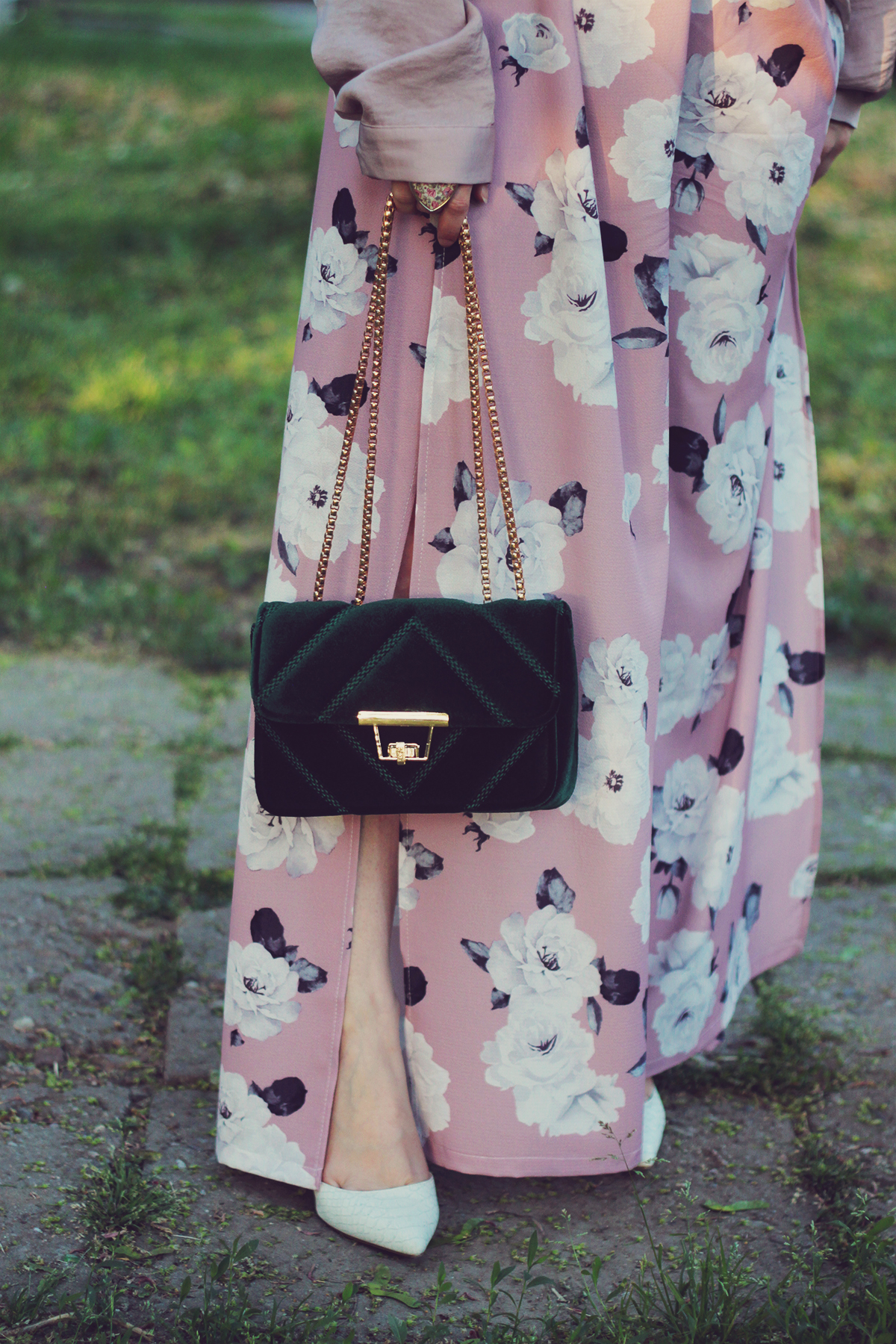 pink floral pants, white heels, velvet emerald chain bag, silk shirt, floral heart ring, spring, special occasion look