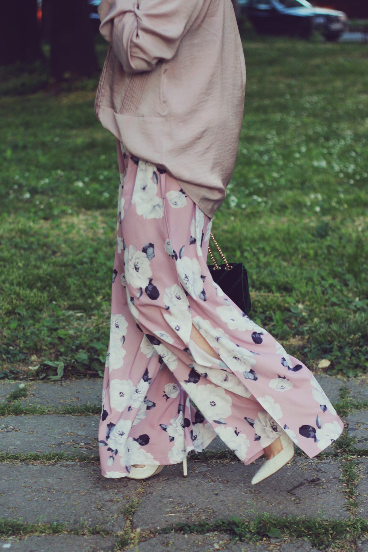 pink floral pants, white heels, velvet emerald chain bag, silk shirt, spring, special occasion look