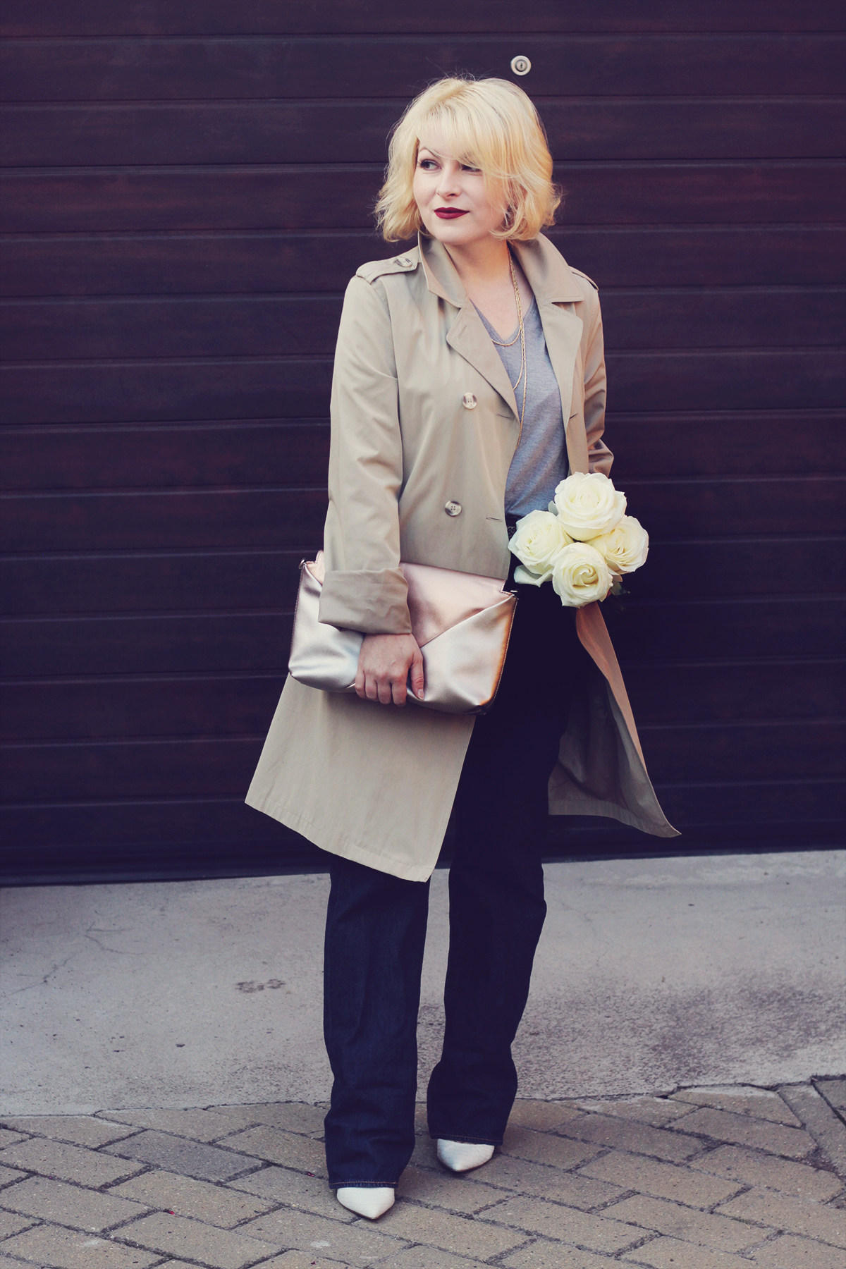 brunch date look, how to wear your boyfriend's jeans, levi's jeans, trench coat, clutch, dior necklace, grey t-shirt, white roses, white pumps, dark lips
