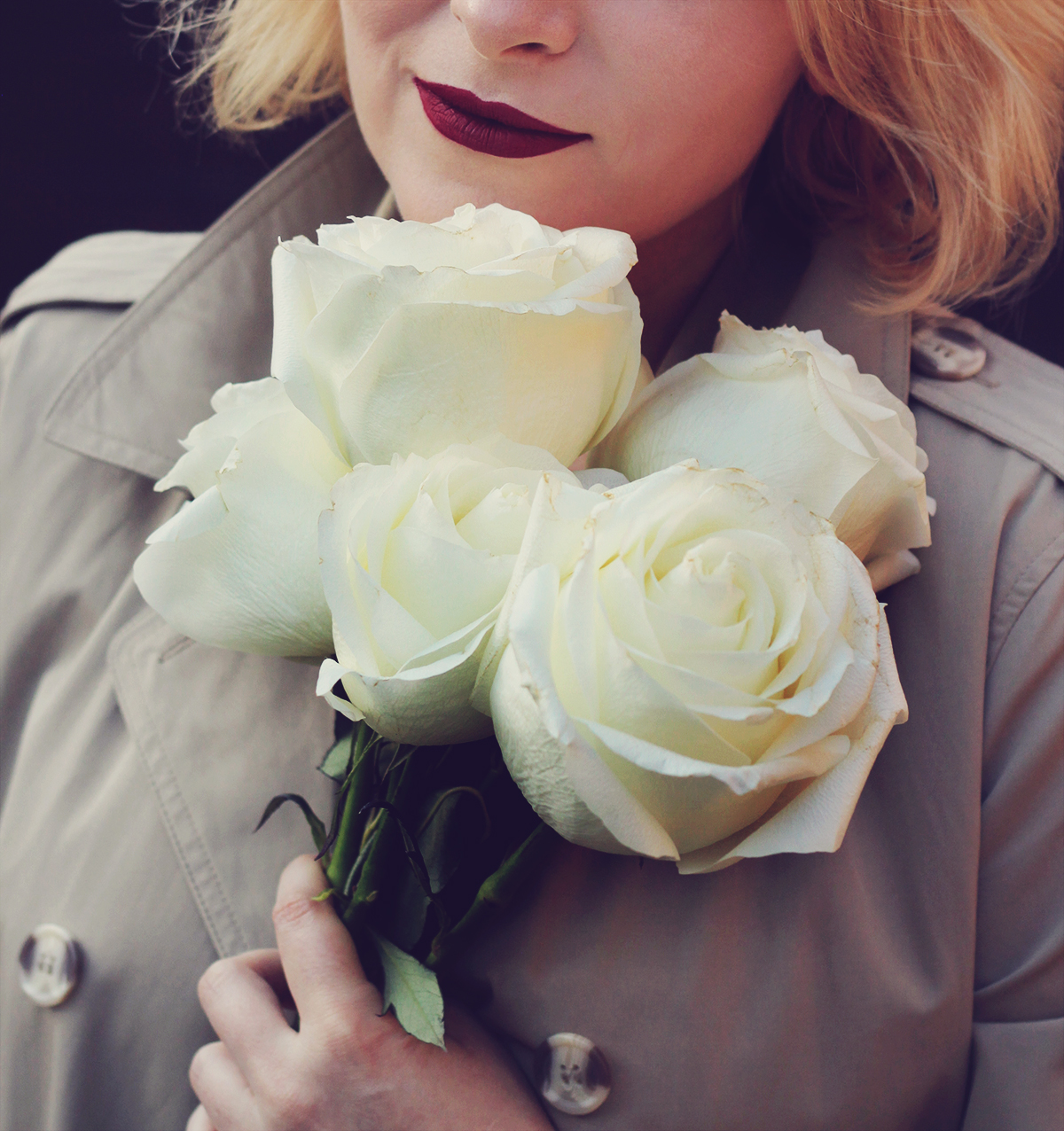 brunch date look, trench coat, white roses, dark lips