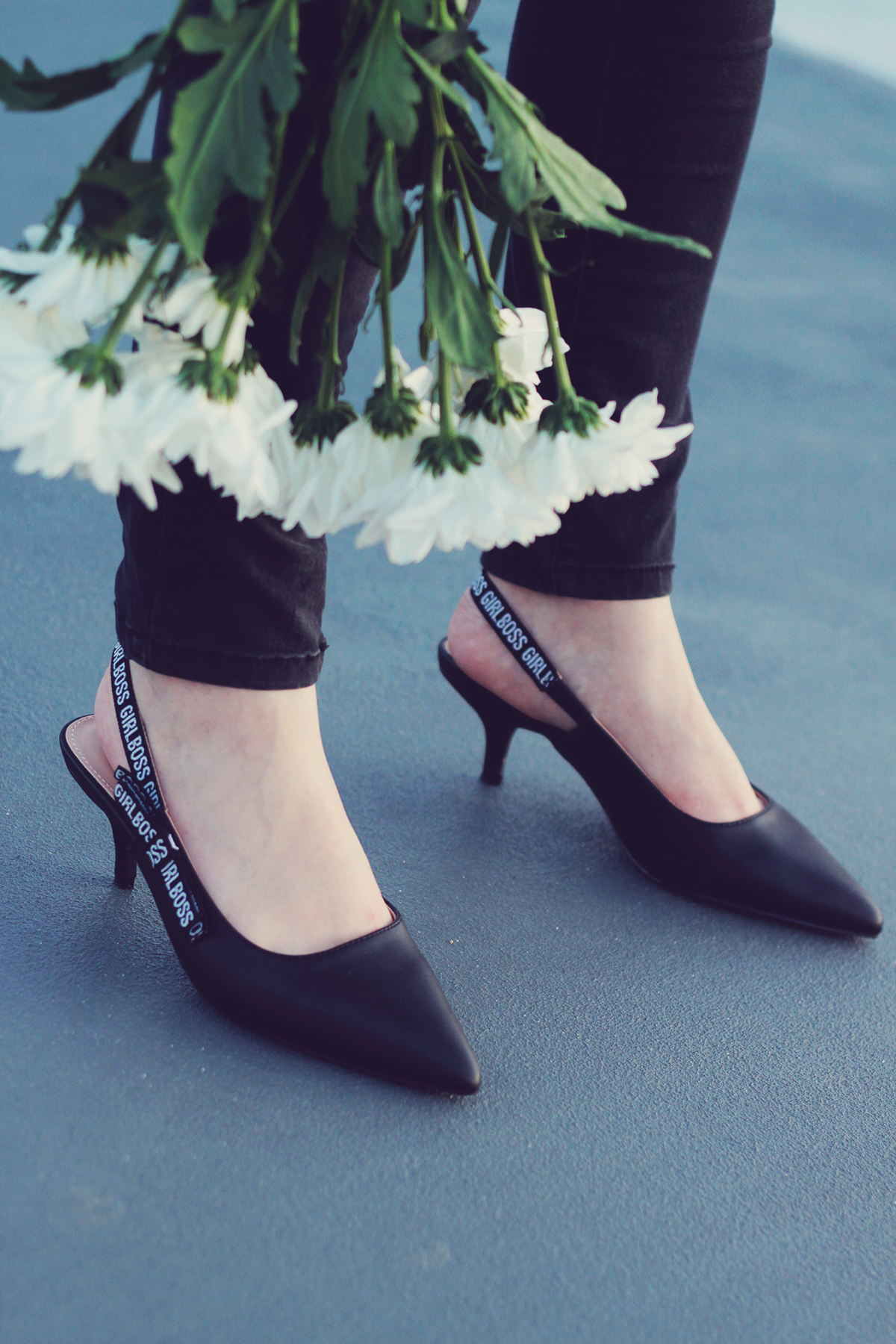 Vices girl boss shoes, white flowers, classic look, office look, summer style