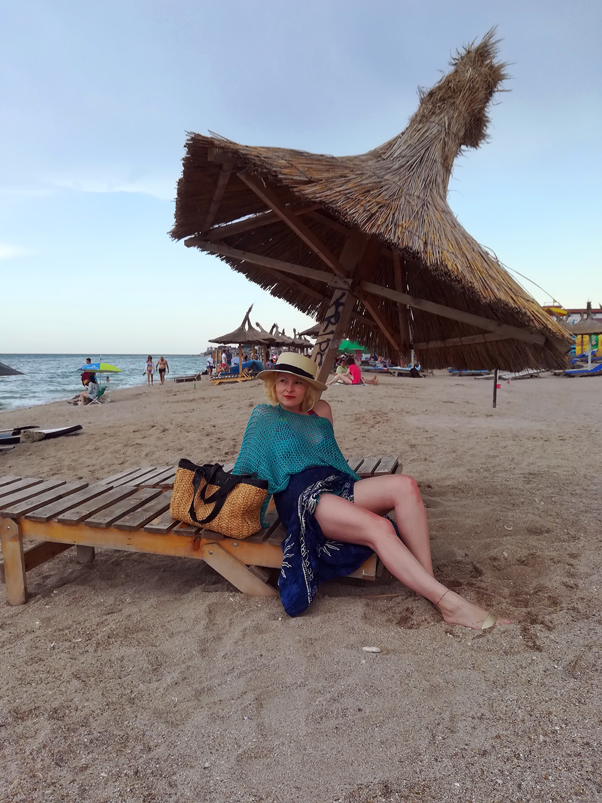 girl on the beach, summer, vama veche, beach look, straw bag, crochet poncho, beach umbrella, straw hat, legs
