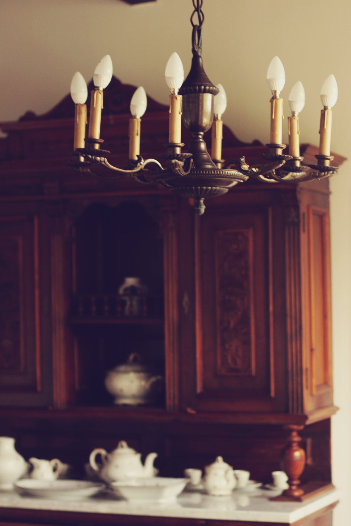vintage china sets, chandelier, old room, old mansion, wooden furniture