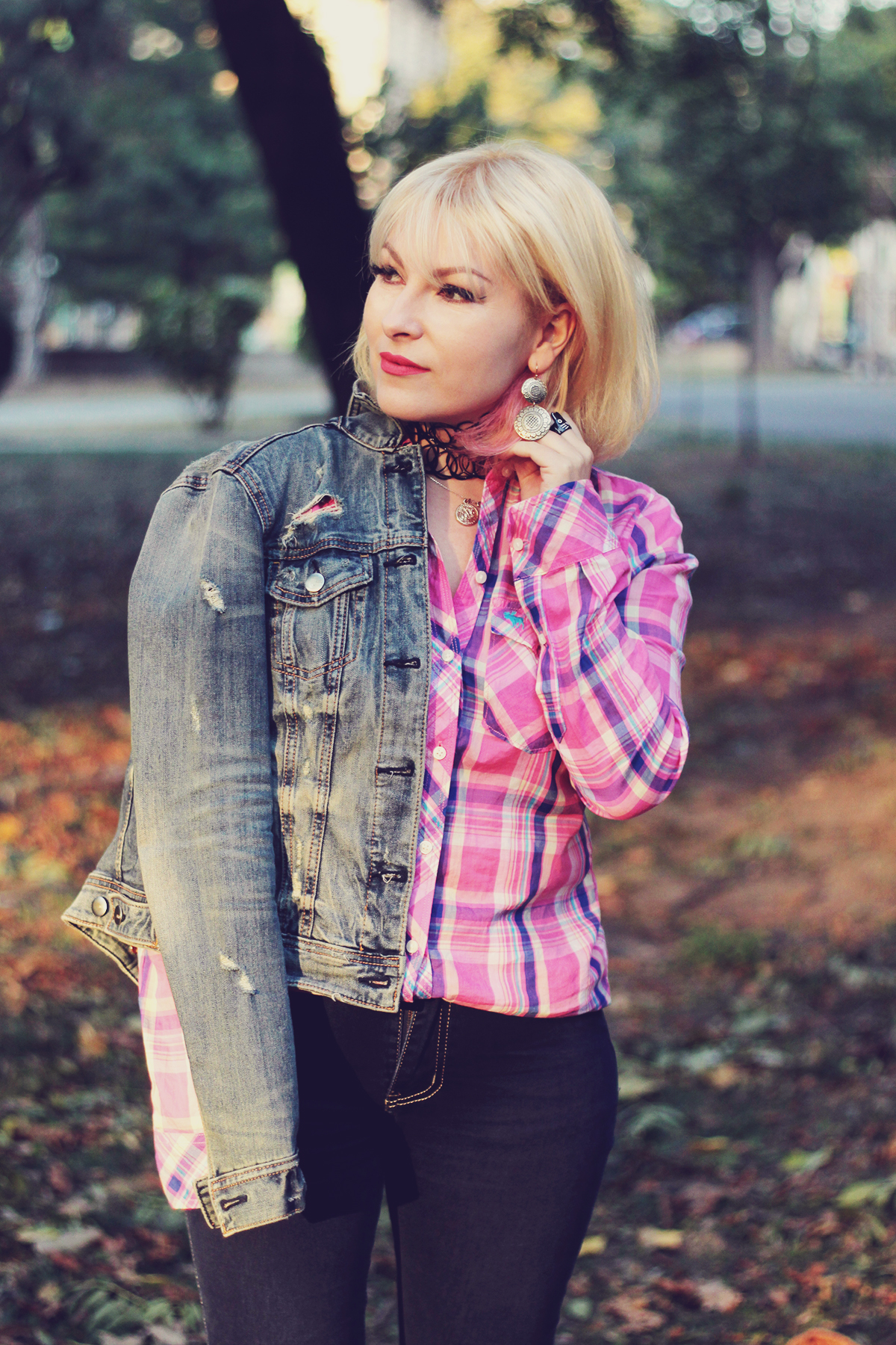 fall/autumn look, classic fall look, abercrombie & fitch checked shirt, diesel jeans, american eagle denim jacket, chokers, round golden pendant and round earrings
