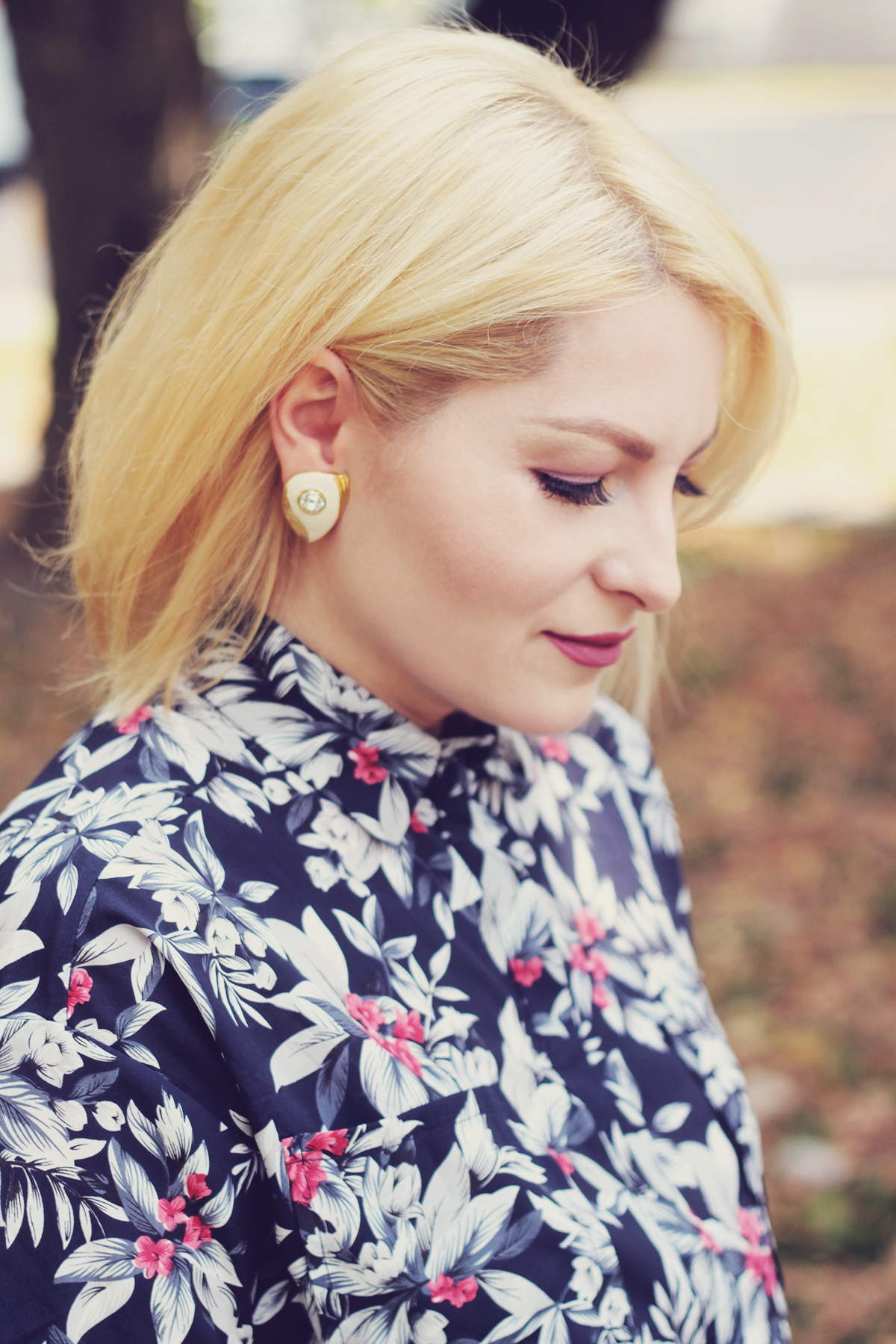 florals for fall, summer look, occasion, date night, floral shirt, vintage clip earrings, pink lips