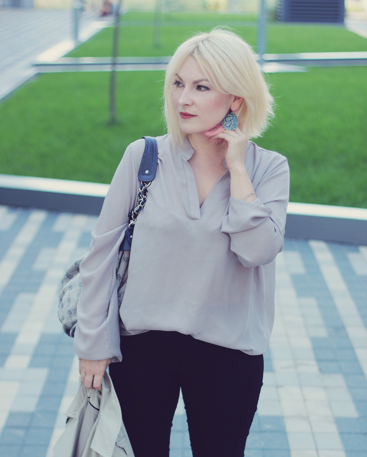 blonde bob with pink highlight, office look, grey shirt, snake print earrings, jeans, fornarina bag