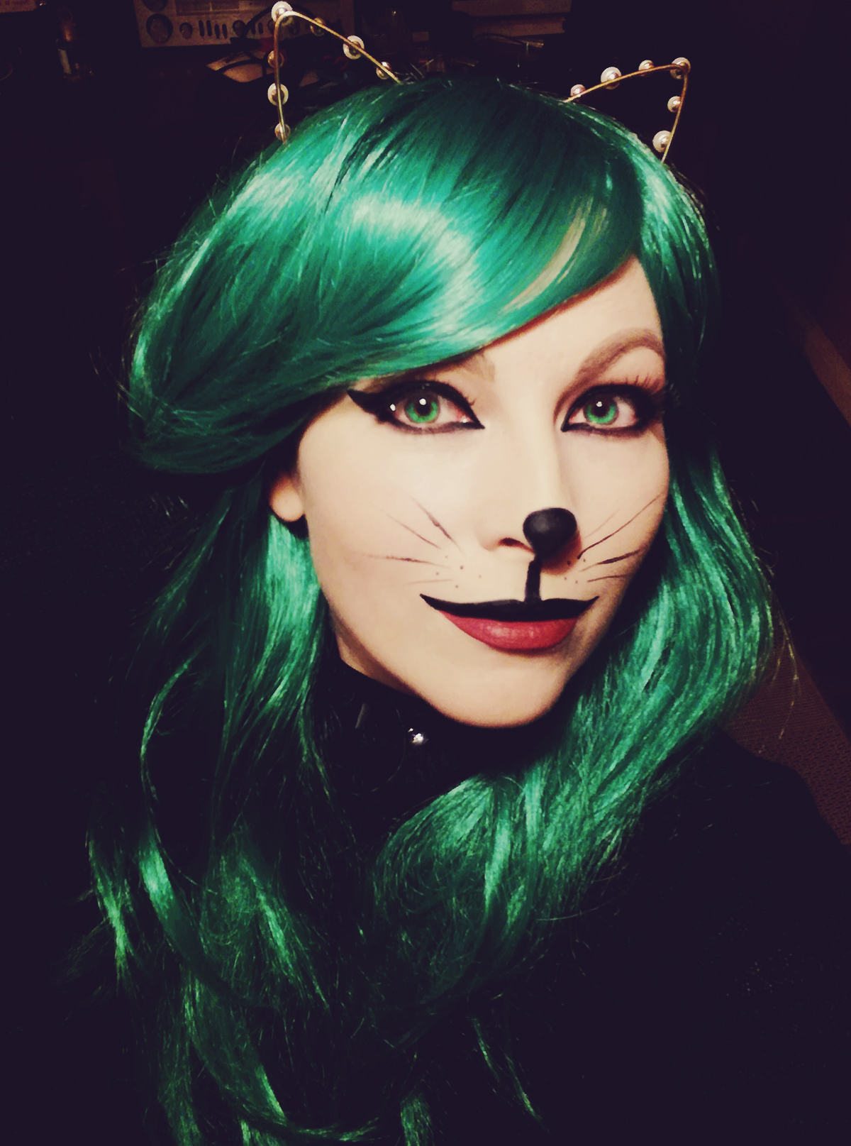 halloween look, feline make-up, green wig, cat halloween look