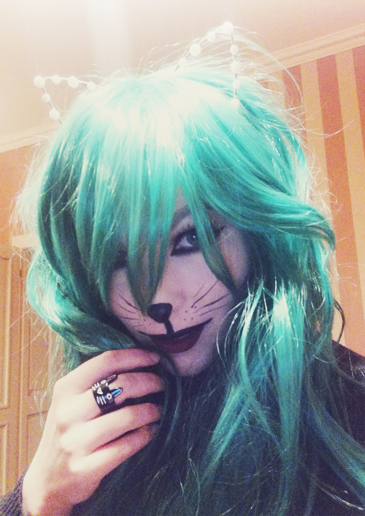 halloween look, feline make-up, green wig, cat halloween look