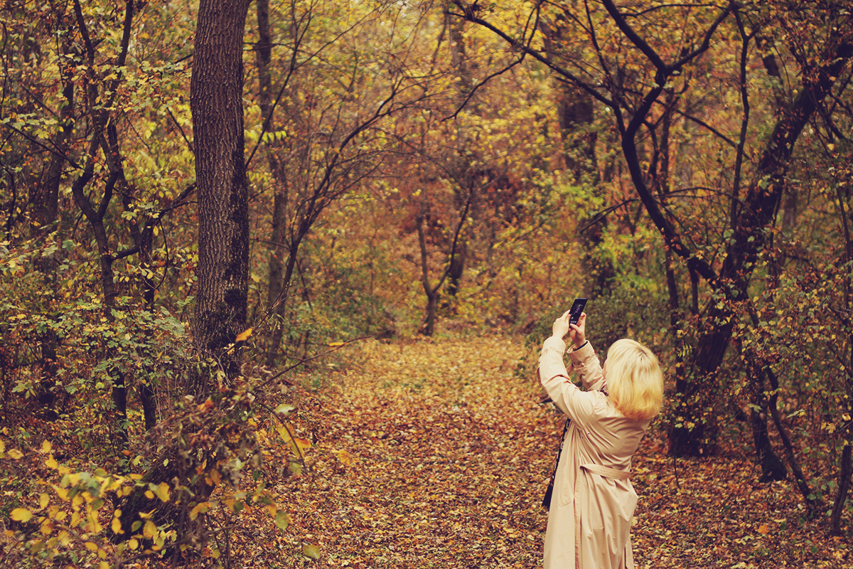 fendi scarf, long trench coat, autumn look, autumn, fall fashion, into the woods, taking photos into the woods
