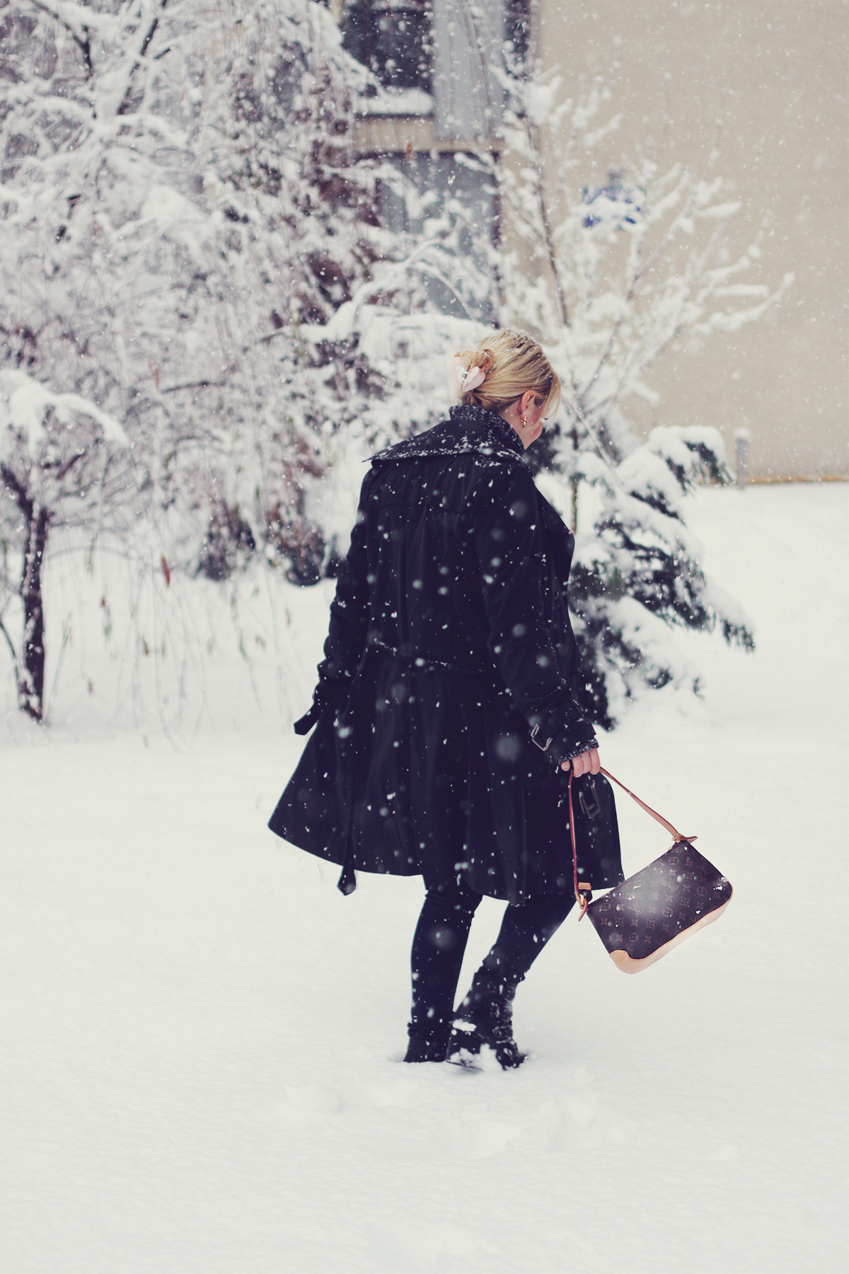 all black, winter fashion, snow, winter wonderland, louis vuitton bag, zara trench coat, zaful boots, vintage earrings, jeans