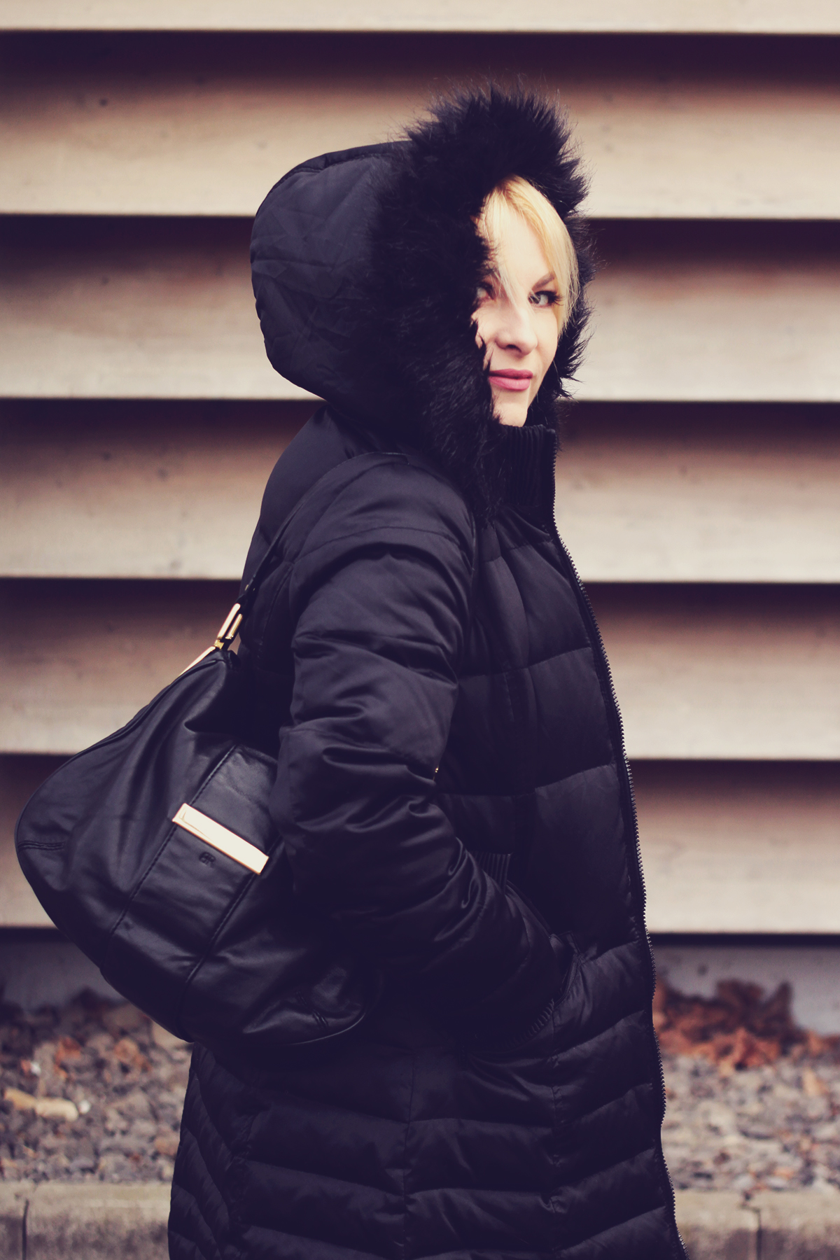 Donna Karan goose down jacket, Banana Republic bag, all black look, winter look
