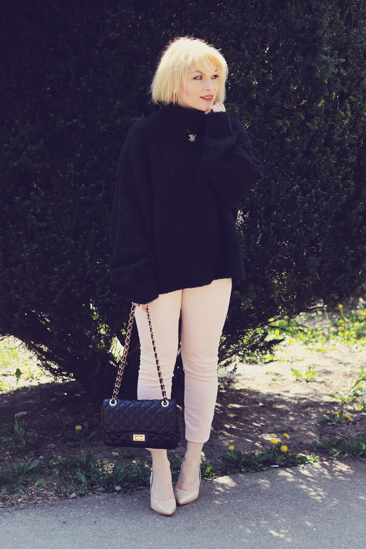 Spring look, Spring fashion, oversized sweater, chain bag, Marc Jacobs pastel jeans, nude heels