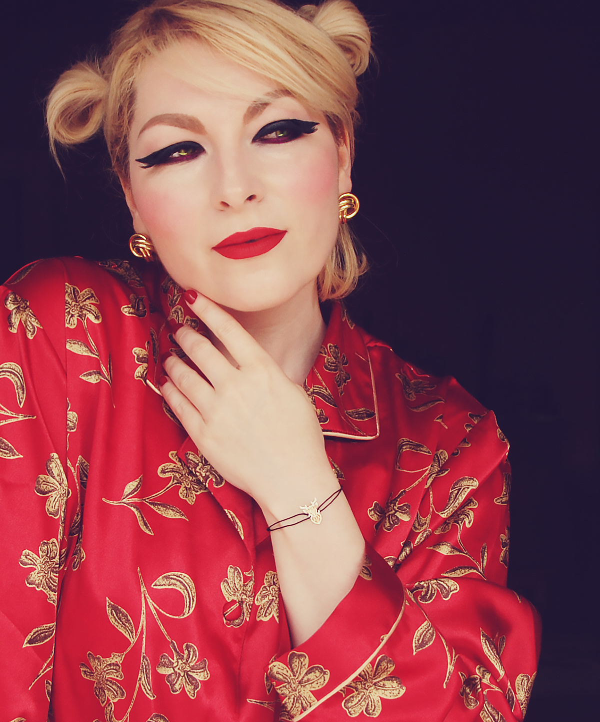 Iona Jewelry, bratara cu snur Cervus, festival look, red kimono, stag jewelry, eyeliner look, red lips, modern geisha look, vintage earrings