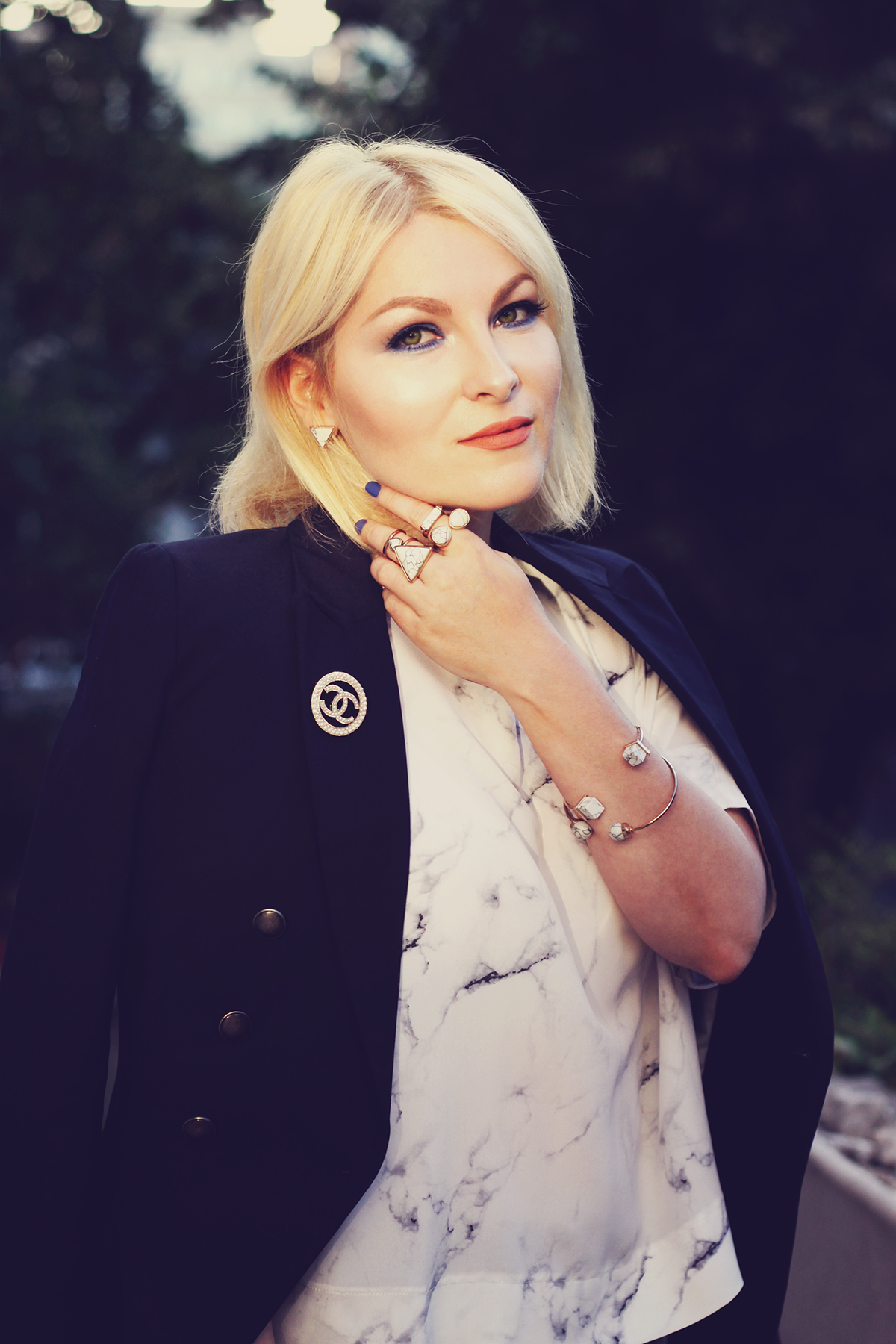 Marble look, office look, marble top, marble jewelry, Chanel brooch, navy blazer, blonde hair, navy blue and white look