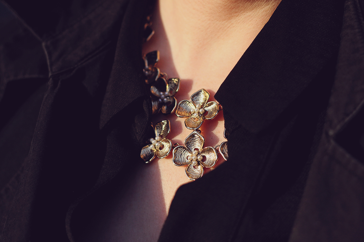 Valentine's Day look, Sfera flower necklace, classic look