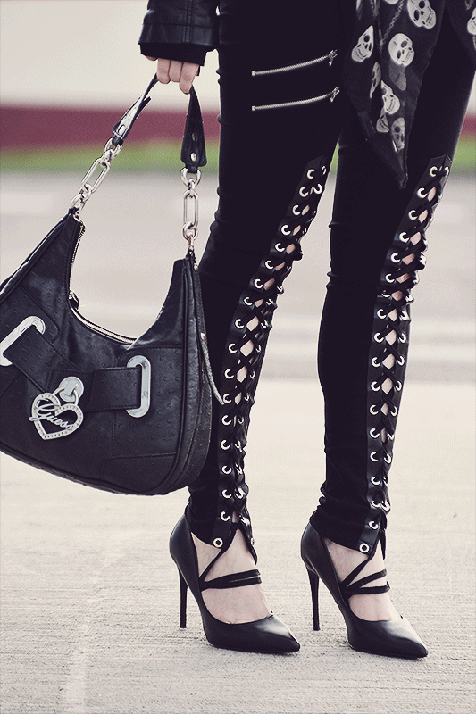 modern gothic, gothic look, gothic girl, lace-up zipper pants, Guess bag, Steve Madden black heels, skull scarf