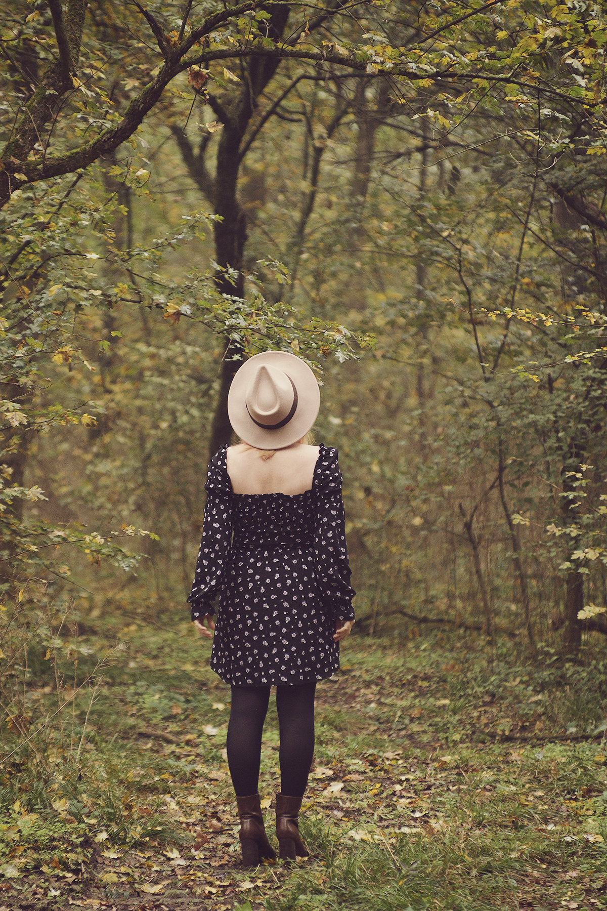 autumn look, fall look, autumn in the woods, floral dress, beige fedora hat, brown boots, autumn colors