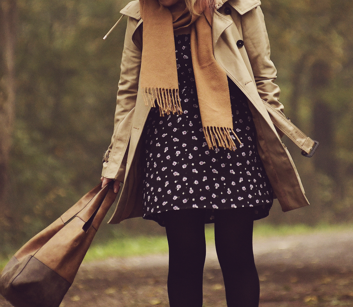 autumn look, fall look, autumn in the woods, trench coat, cashmere scarf, floral dress, brown LiuJo bag, autumn colors