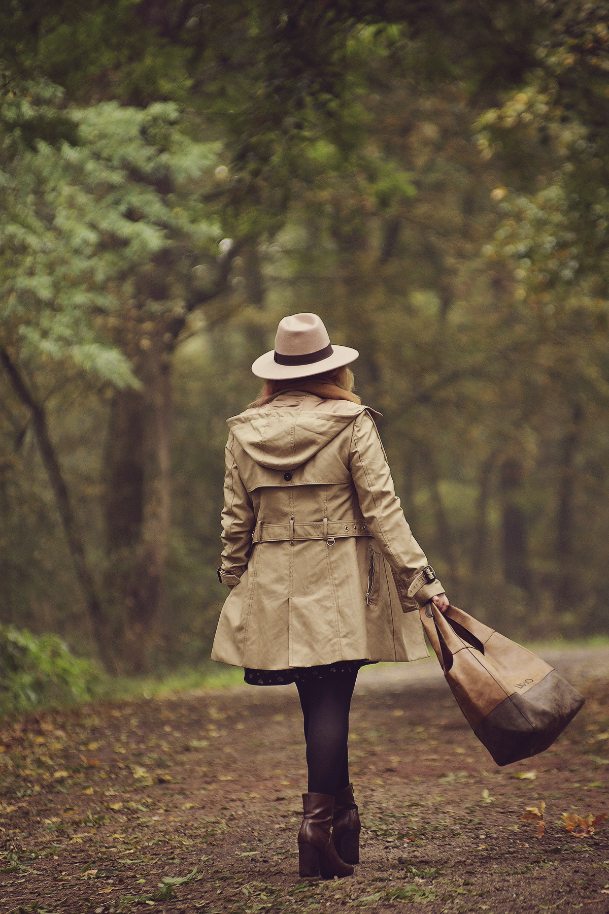 autumn look, fall look, autumn in the woods, trench coat, brown boots, brown LiuJo bag, autumn colors