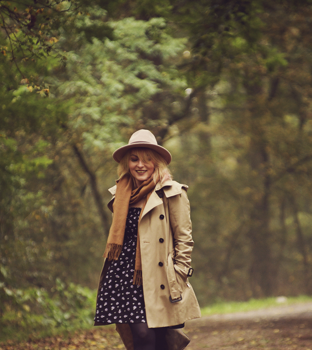 autumn look, fall look, autumn in the woods, trench coat, cashmere scarf, floral dress, beige fedora hat, autumn colors