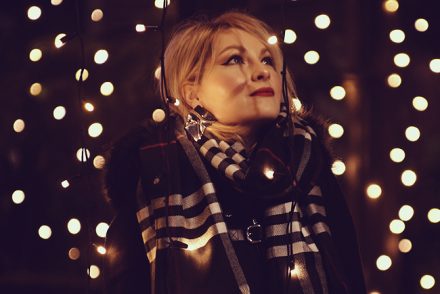 Christmas lights, Christmas look. Burberry scarf, Zara coat, red lips, Zaful earrings, festive, festive look